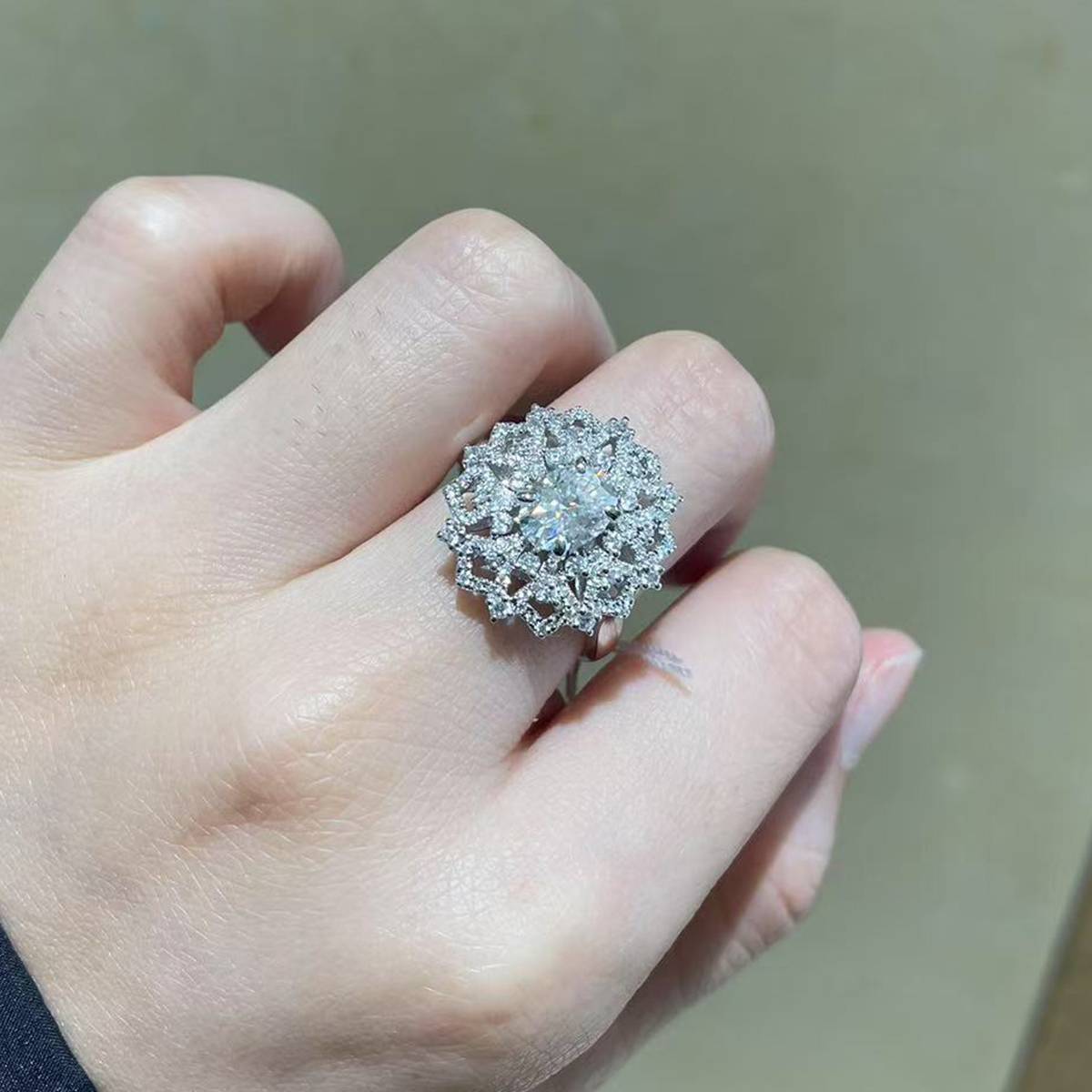 Full Diamond Hollow Women's Ring S925 Silver Plated Platinum Customized Selection Main Stone Moissanite 1.0ct/Side Stone Cubic Zirconia
